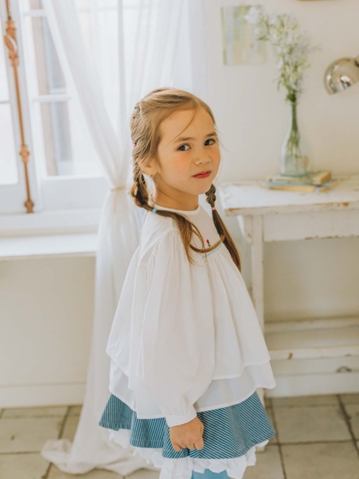 Low Embroider Blouse