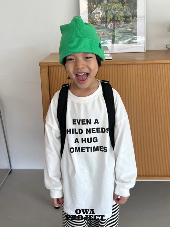 Hug Tee