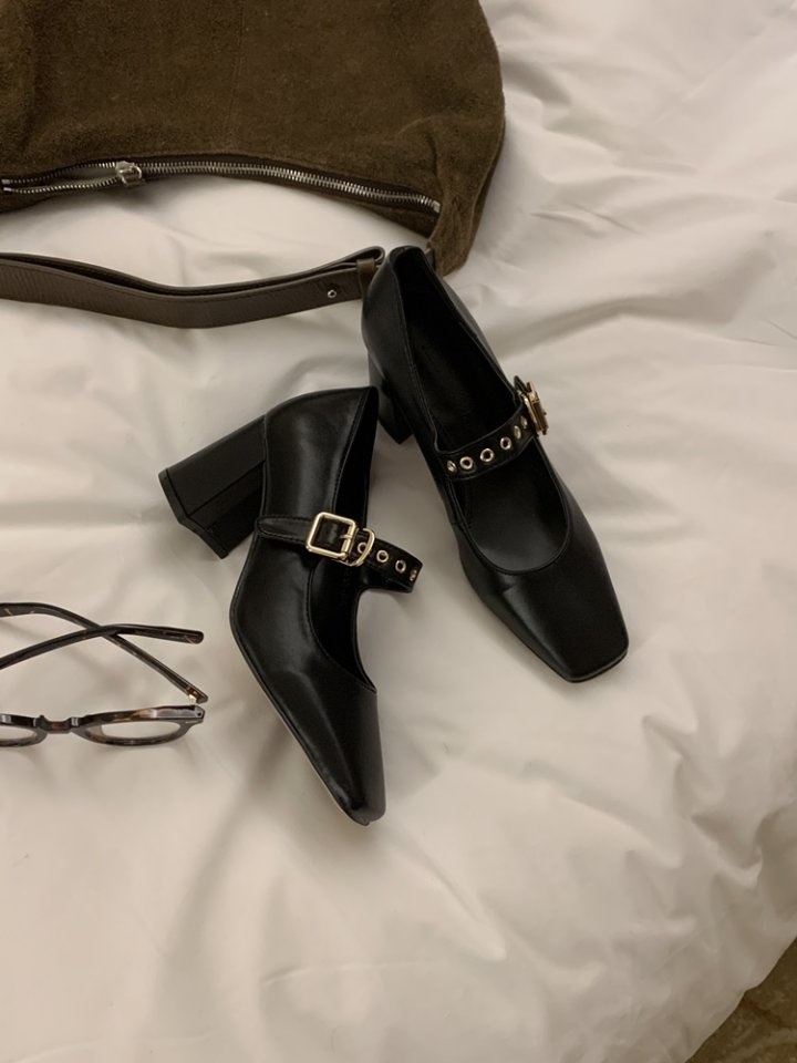 B8122 Flats