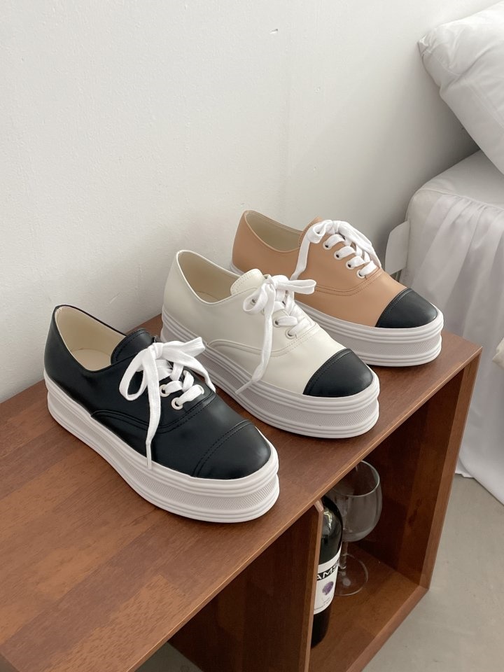 UDC 9087 Sneakers