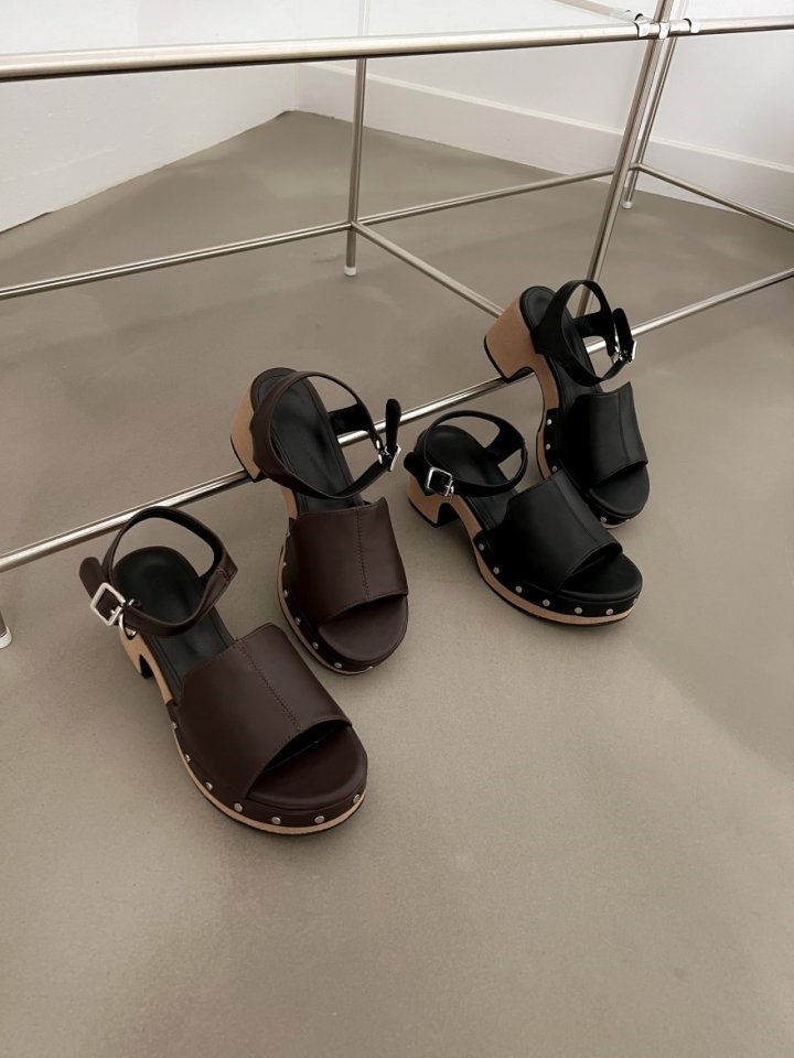 2042 Slipper & Sandals