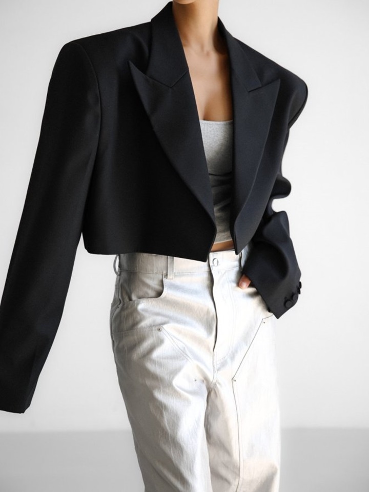 W Peaked Lapel Buttonless Cropped Blazer