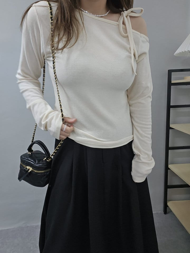 Gram - Korean Women Fashion - #womensfashion - Open Shoulder Ribbon Tee - 7