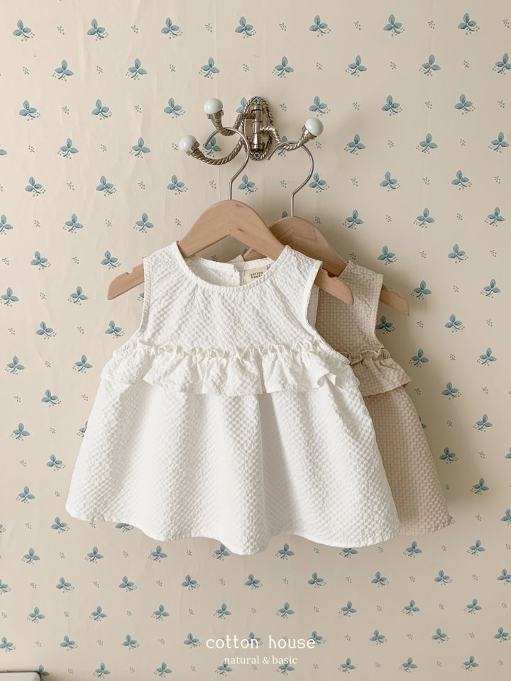 Sleeveless Frill Blouse