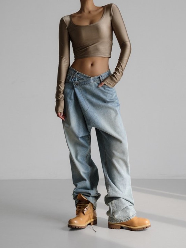 Shiny Long Sleeved U Neck Cropped Top