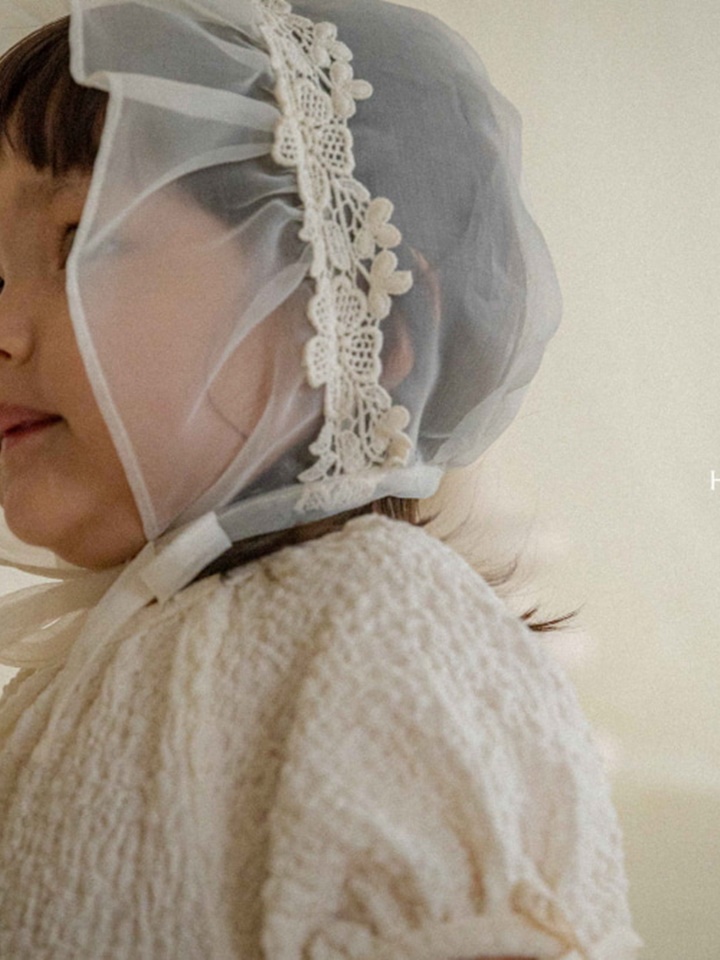 Maxi Lace Bonnet