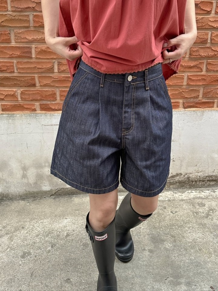 335 Non Pade Pin Tuck Shorts