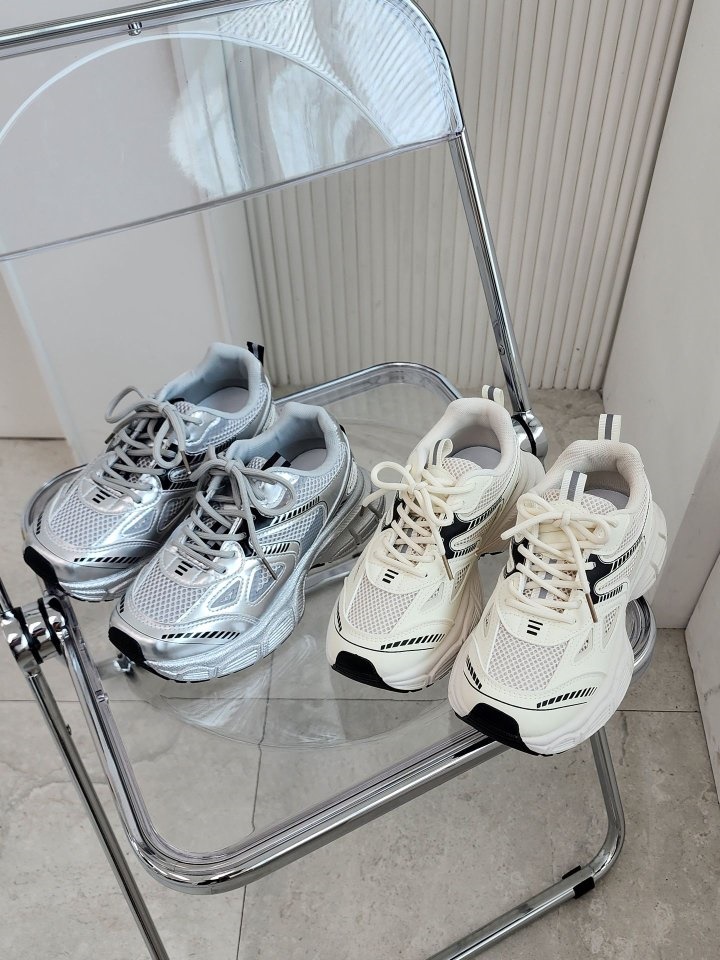 7701 Sneakers