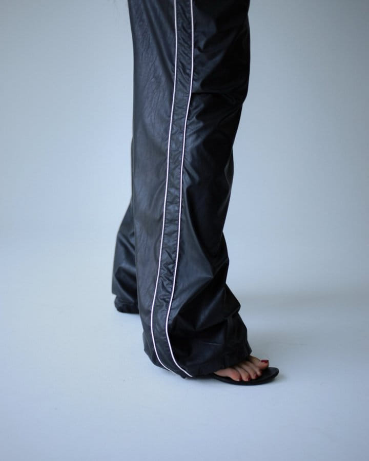 Paper Moon - Korean Women Fashion - #momslook - Soft Vegan L Trimmed Detail Banded Trousers - 2