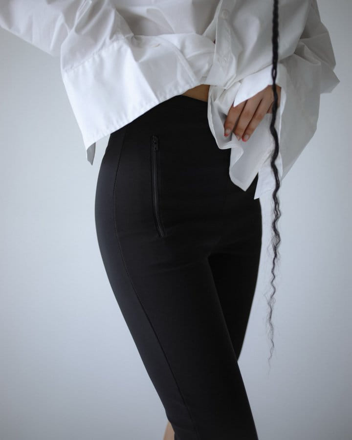 Paper Moon - Korean Women Fashion - #womensfashion - Zipped Detail Capri Leggings Pants - 2