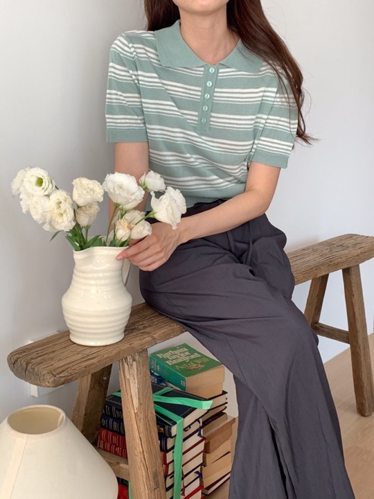 Mue Stripe Collar Knit Top