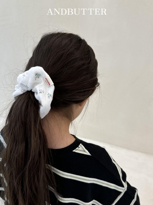 Eyelet Scrunch