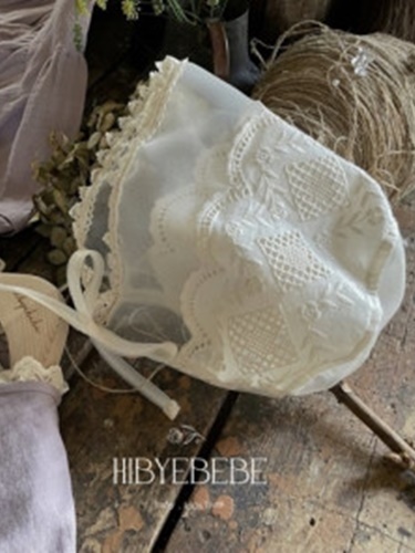 Daisy Lace Bonnet