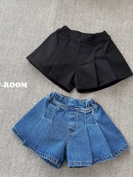 Two Tuck Skirt Shorts