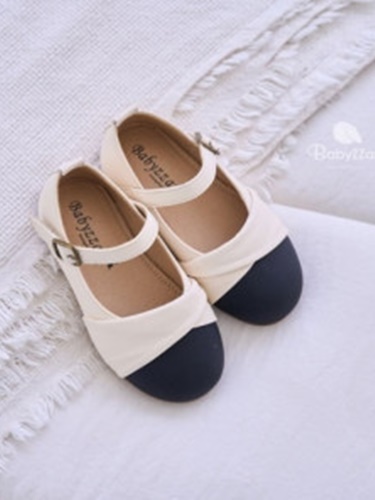 Elle Flat