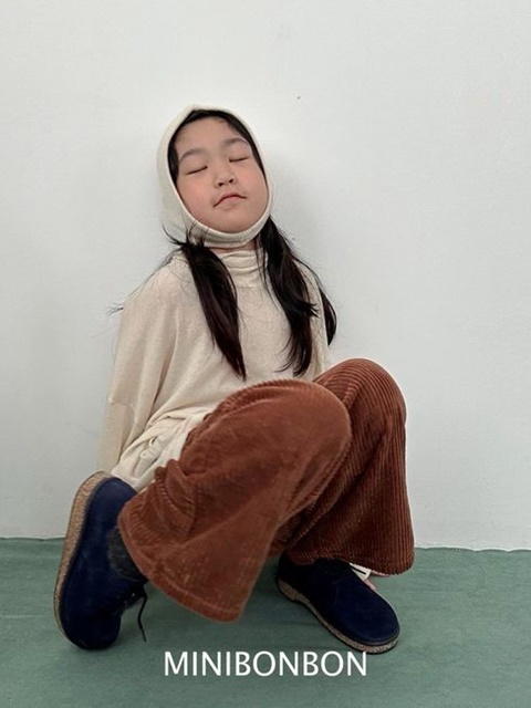 ChewingTurtleneck Tee (with Mom)