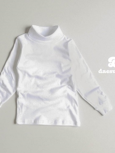 Single Turtleneck Tee